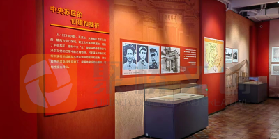在設(shè)計(jì)紅色展廳的環(huán)境布展時(shí)，如何突出展品的歷史感和文化內(nèi)涵？